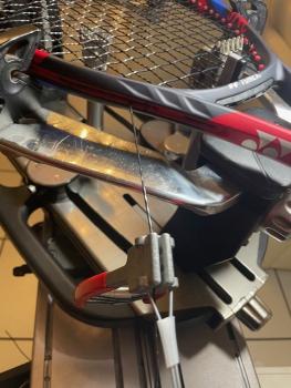 Preview: Starterklemme Professional in Anwendung an einem Tennisschläger mit Verlängerungsseil